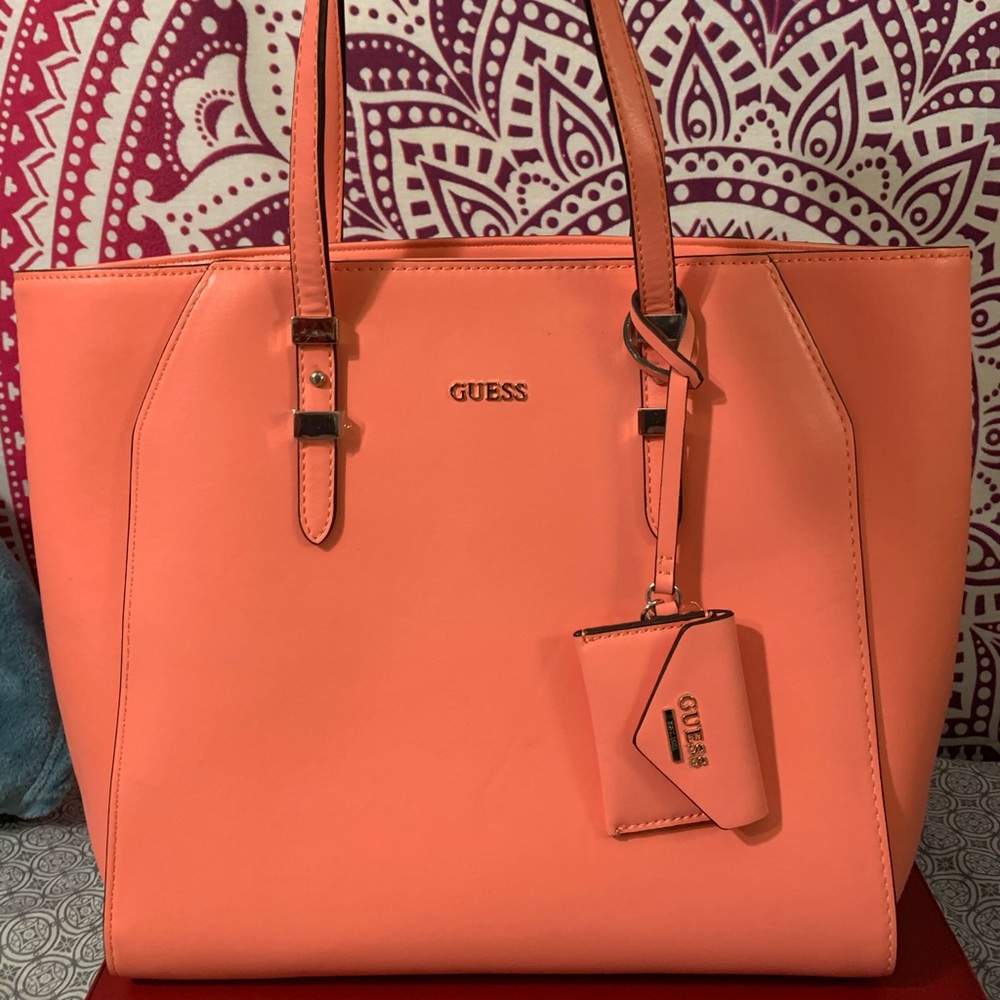 Beautiful Guess coral hand bag/tote